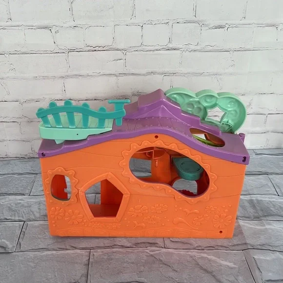 Littlest Pet shop play house - Picture 3 of 11